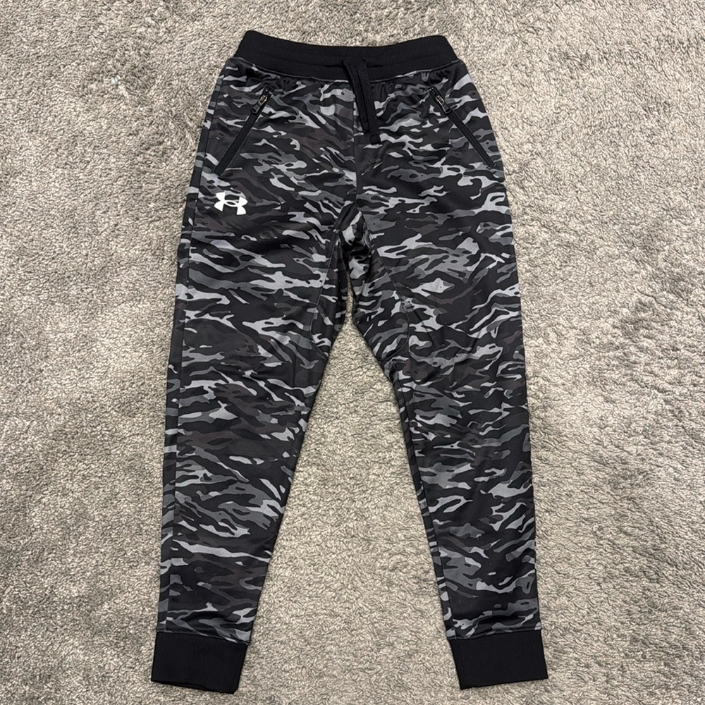 Boys Under Armour size S camo joggers